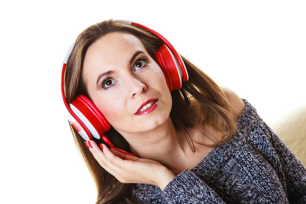 nő fülhallgató hallgató zene - Fotó, kép