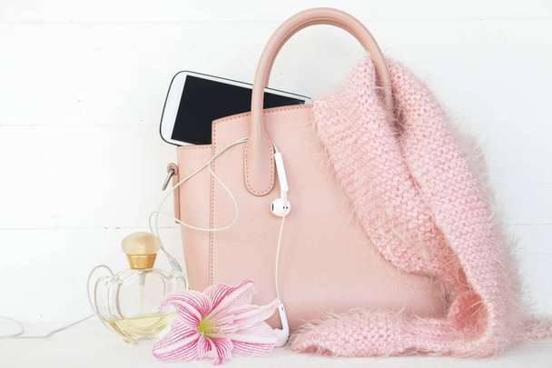 accessoires pour femme style de vie en hiver concept rose couleur
 - Photo, image