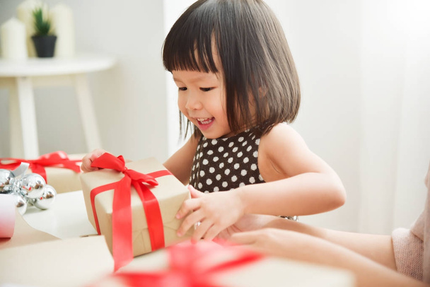Cheerful Asian little kid celebrating with a gift box. - Foto, Imagem