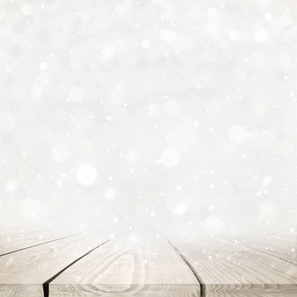 Κοντινό λευκό τραπέζι από ξύλο πέρα από χιονισμένο όμορφο bokeh υπόβαθρο. Θέμα Χριστουγέννων - Φωτογραφία, εικόνα