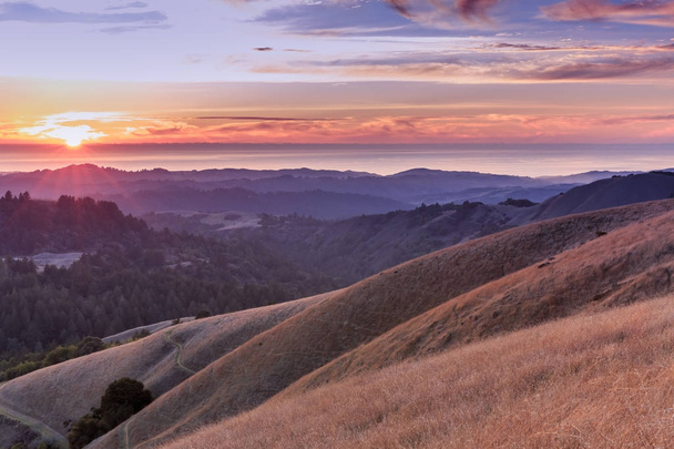 California settentrionale Rolling Hills diventa oro in autunno tramonto
. - Foto, immagini