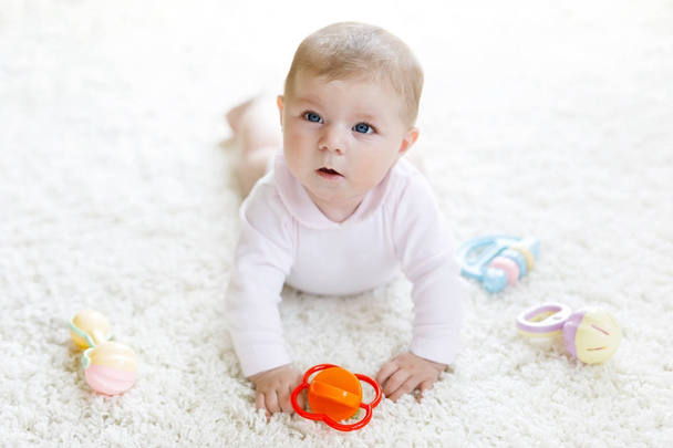 Mignon bébé fille jouer avec pastel coloré vintage hochet jouet - Photo, image