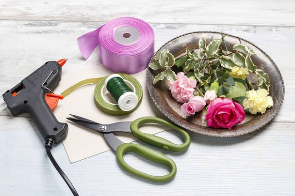 Florist at work: How to make a wrist corsage - Foto, Bild