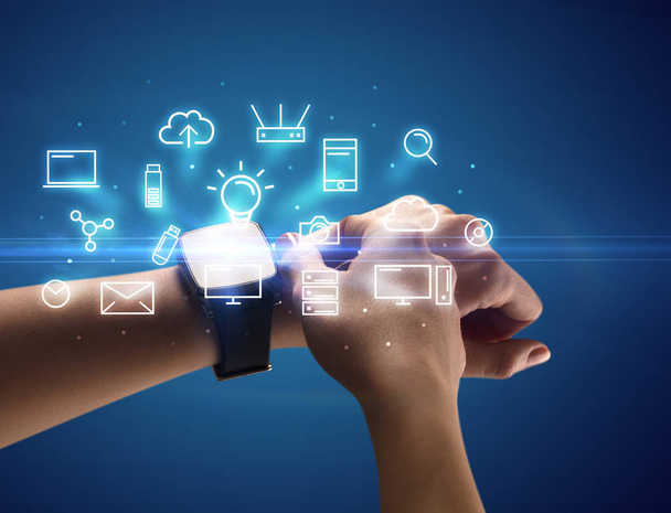 Hand trägt Smartwatch mit Multimedia-Symbolen - Foto, Bild