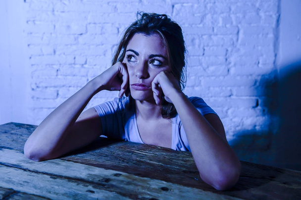nuori kaunis kaunis surullinen ja masentunut nainen näyttää kännissä ja turhautunut kärsimystä kipua ja masennusta
 - Valokuva, kuva