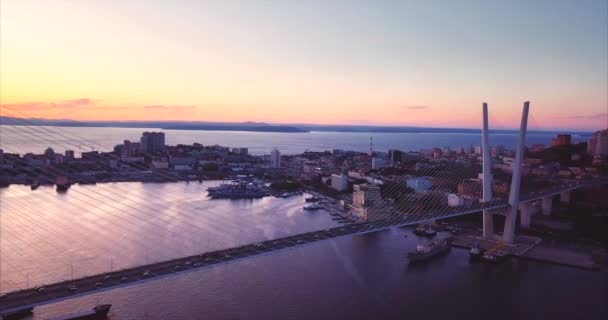 Luchtfoto van tuibrug, Russisch eiland. Vladivostok, zonsondergang - Video