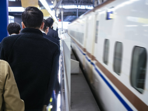鉄道プラットフォーム日本輸送の人々 の通勤者キュー - 写真・画像