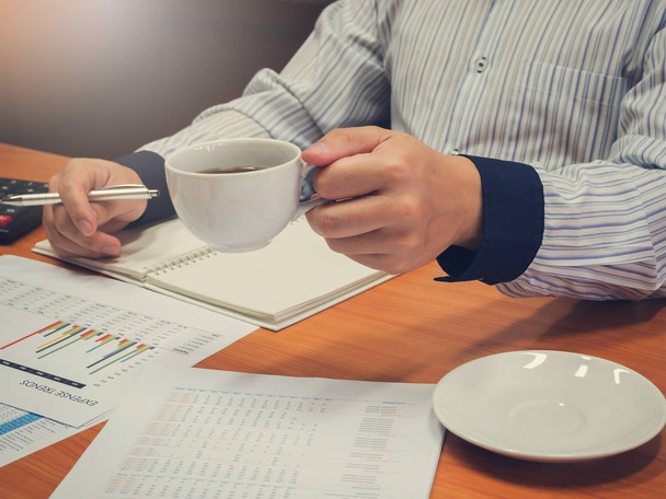 Концепція бізнесу та фінансів офісної роботи, бізнесмени обговорюють діаграму аналізу та тримають чашку кави, Вінтажний ефект
 - Фото, зображення