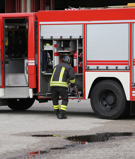 brandweerlieden en hun brandweerwagen - Foto, afbeelding