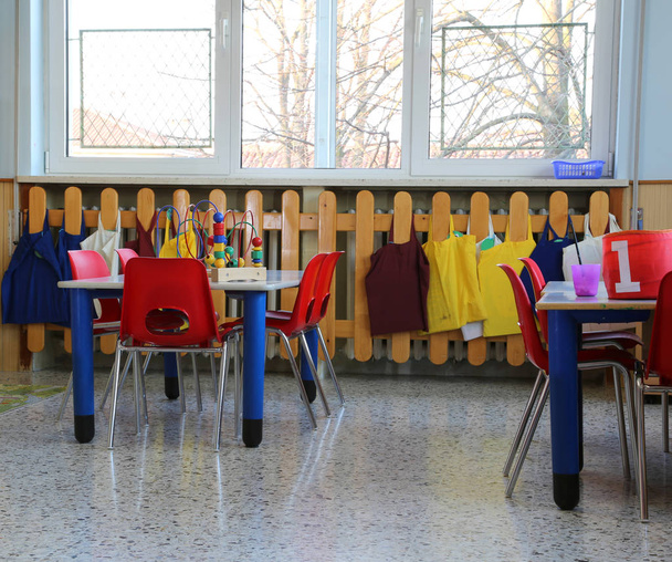 aula en el jardín de infantes con sillas pequeñas y mesas
 - Foto, imagen