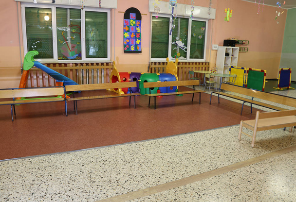 Spielzimmer in einer Anstalt, um kleine Kinder mit kleinen Bänken zu unterrichten - Foto, Bild