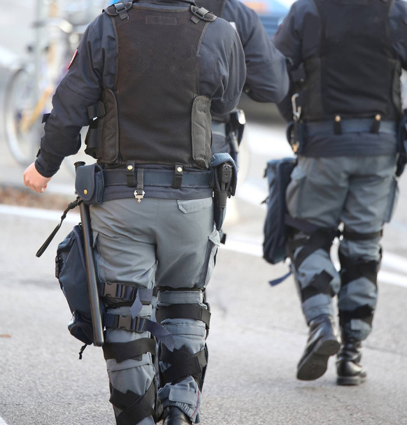 zwei Polizisten der Bereitschaftspolizei patrouillieren in den Straßen der Stadt - Foto, Bild