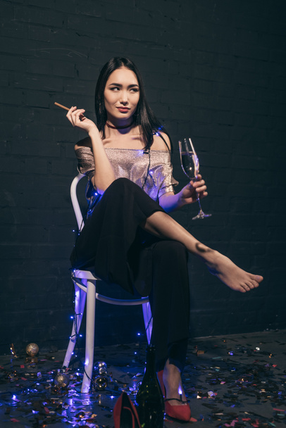 asian woman with cigar and champagne - Фото, зображення
