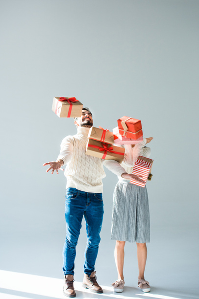 couple with wrapped christmas presents - Φωτογραφία, εικόνα