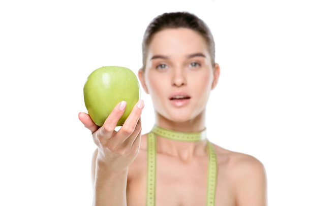 jonge vrouw met appel - Foto, afbeelding