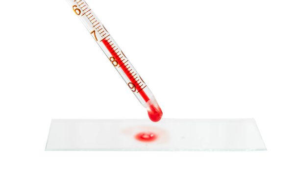 analizy kropla krwi na białym tle  - Zdjęcie, obraz