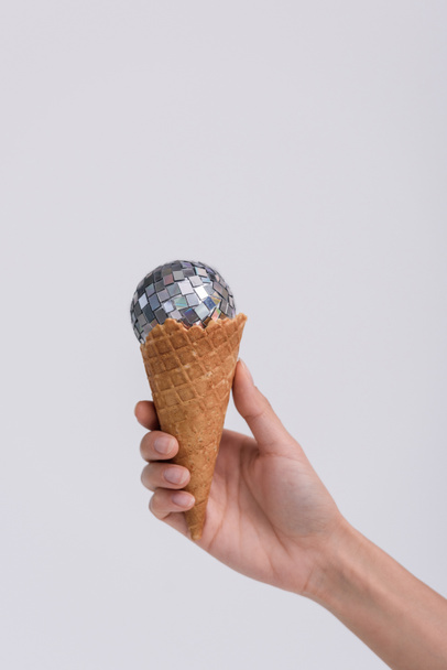 рожок мороженого с рождественским мячом
 - Фото, изображение