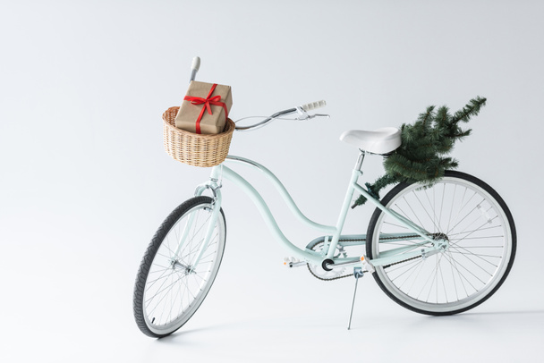 retro bicycle with christmas tree and gift - Zdjęcie, obraz