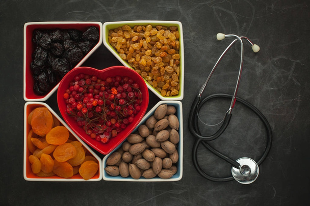 Gedroogde vruchten en noten voor gezond hart - Foto, afbeelding