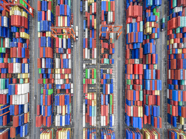 контейнер с воздушным видом сверху на складе порта в ожидании экспорта
 . - Фото, изображение