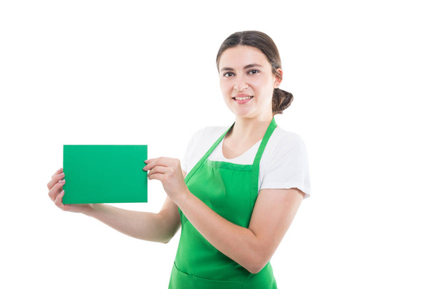Mujer vendedora sosteniendo un libro verde
 - Foto, imagen