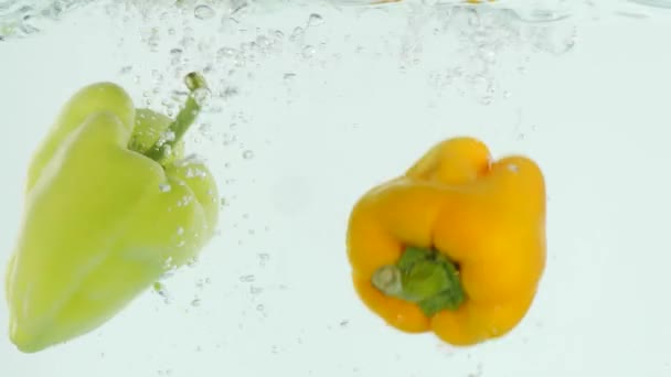 Bell pepper falls in water - Filmati, video
