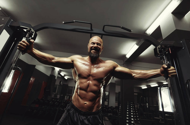 Mature sportsman exercising at the gym - Fotografie, Obrázek