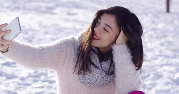 Mulher tomando selfie na neve
 - Filmagem, Vídeo