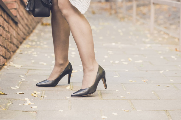 Jambes femme portant des chaussures à talons hauts noirs
 - Photo, image