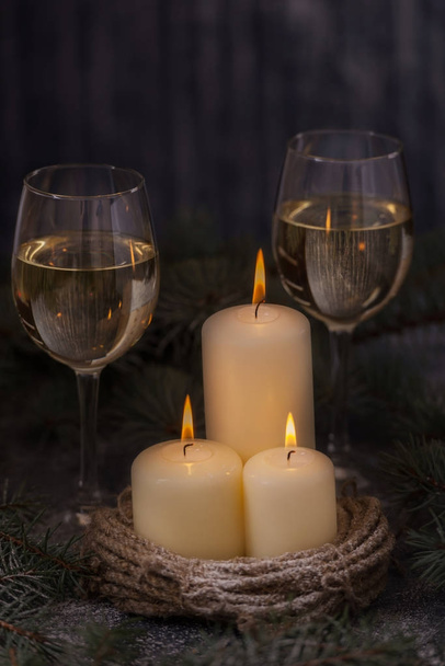 Zbliżenie świece i szklanki wina z choinki - Zdjęcie, obraz
