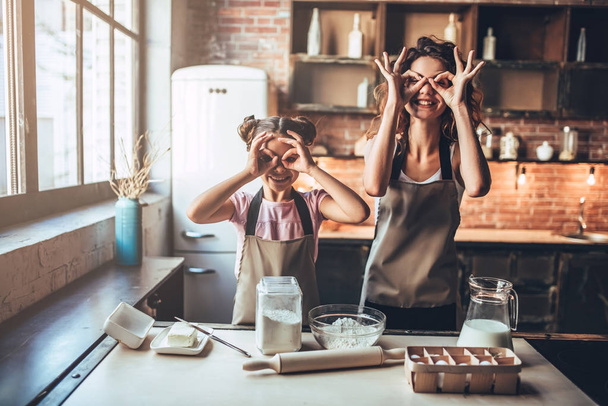 Mom with daughter on kitchen. - Foto, Imagen