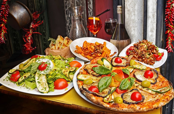 Макаронні вироби, піца і аранжування домашнє харчування в ресторані Римі    - Фото, зображення