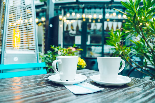 mesa de café exterior con dos tazas
 - Foto, imagen