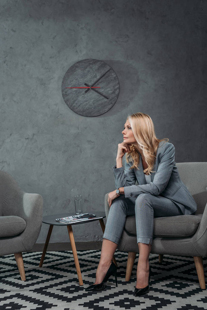 mujer de negocios sentada en sillón en la sala de espera
 - Foto, imagen