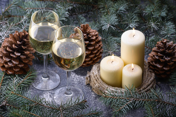 Silvestrovská oslava pozadí s dvě sklenky vína - Fotografie, Obrázek