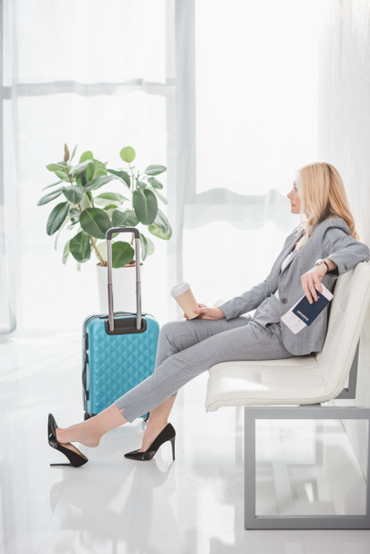 donna d'affari in attesa di viaggio
 - Foto, immagini