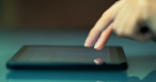 Közeli kép: a kezében egy fiatal lány e-mail levelet ír a Tablet. 4k. - Felvétel, videó