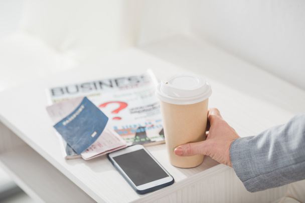 businesswoman holding paper cup of coffee - Foto, Bild