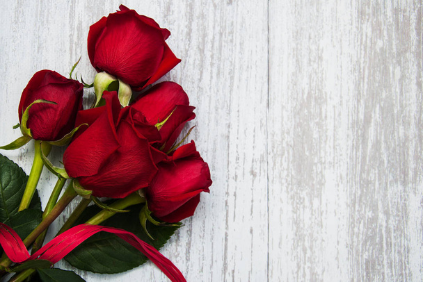 Μπουκέτο με κόκκινα τριαντάφυλλα - Φωτογραφία, εικόνα
