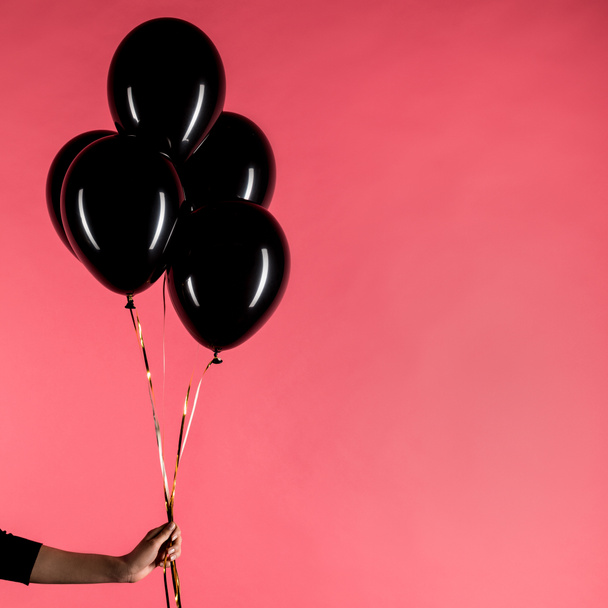 woman holding black balloons - Фото, зображення