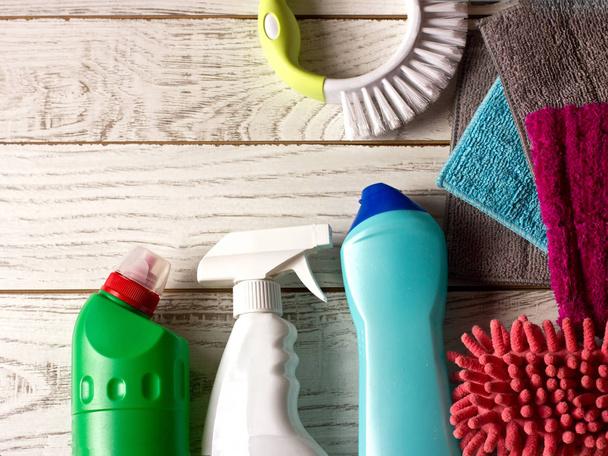 Guardanapos de microfibra coloridos, agente de limpeza, spray e escova em w
 - Foto, Imagem