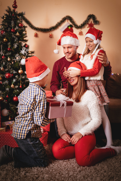 onnellinen perhe jakaa lahjoja toisilleen
  - Valokuva, kuva