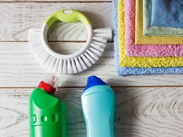 Renkli mikrofiber peçeteler, Ajan, sprey ve w üzerinde fırça Temizleme - Fotoğraf, Görsel