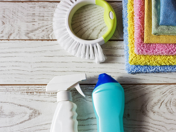 Guardanapos de microfibra coloridos, agente de limpeza, spray e escova em w
 - Foto, Imagem