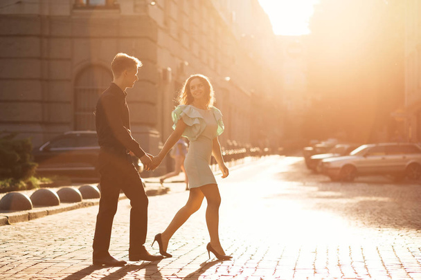 Felice giovane coppia passeggiando per la città insieme e tenendo
  - Foto, immagini