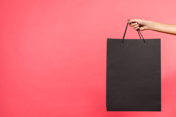 mujer sosteniendo negro bolsa de compras
 - Foto, Imagen