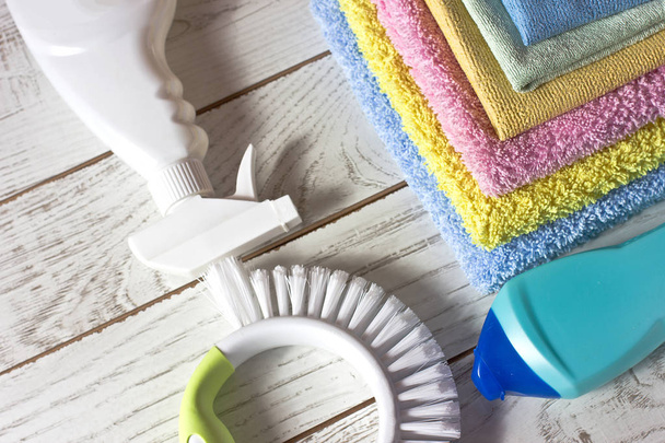 色マイクロファイバー ナプキン、洗浄剤、スプレー及び w のブラシ洗浄 - 写真・画像