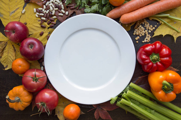 Piatto bianco vuoto e dieta vegana indù vista dall'alto
 - Foto, immagini