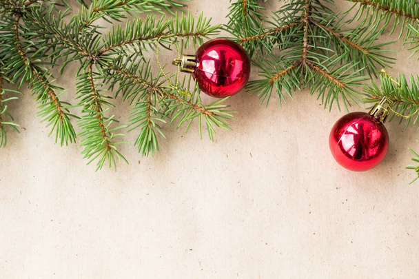 コピー スペースを持つ素朴な休日背景フレームの境界線として赤いクリスマス ボールで飾られたもみの木の枝 - 写真・画像