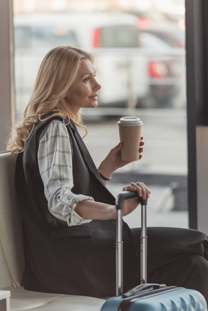 mujer con maleta y café - Foto, Imagen
